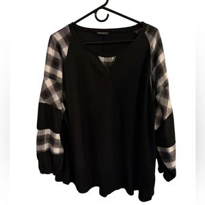 BloomChic Black & White Top with Plaid Sleeves Women’s Plus 18/20